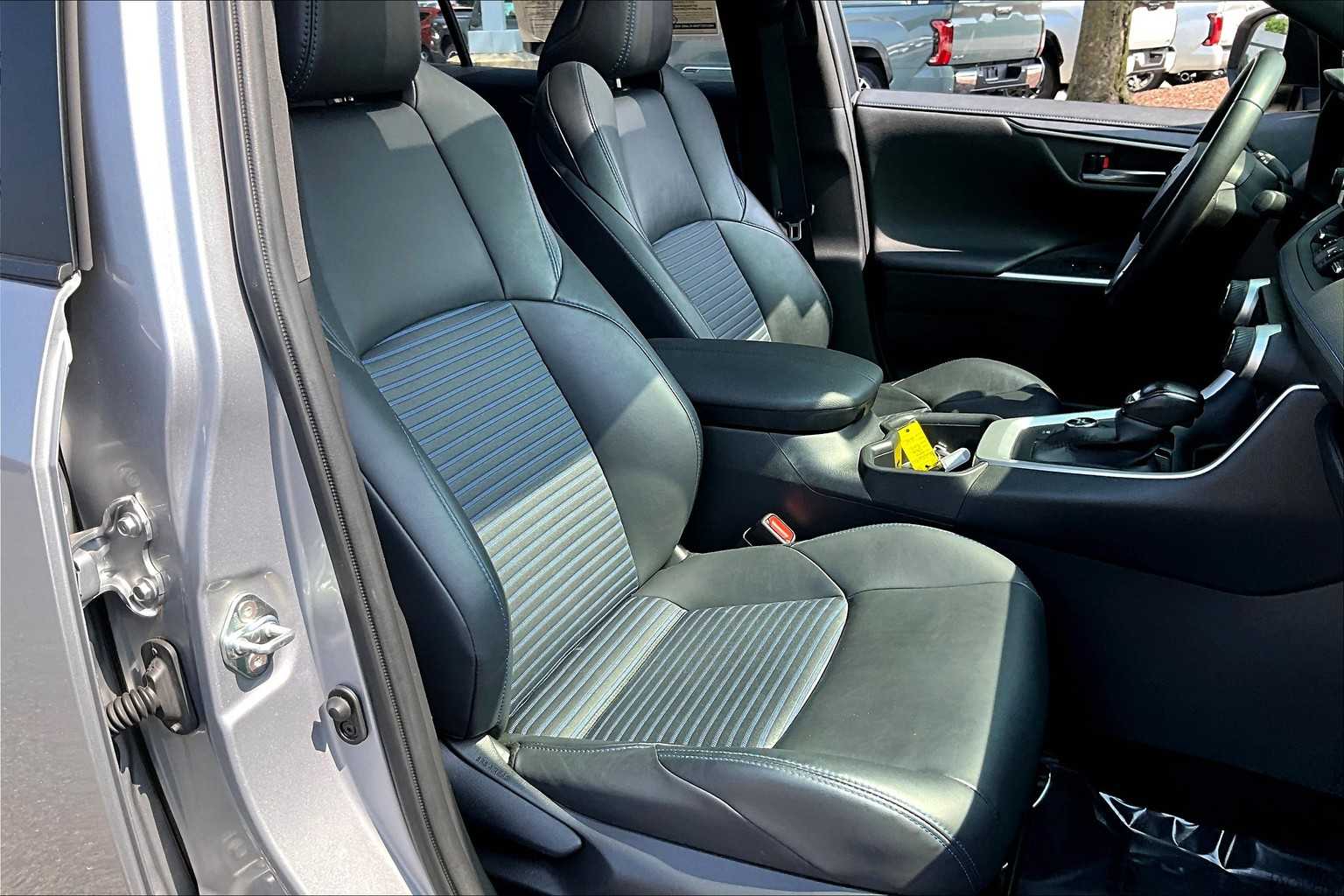 2022 Toyota RAV4 Hybrid XSE photo 8