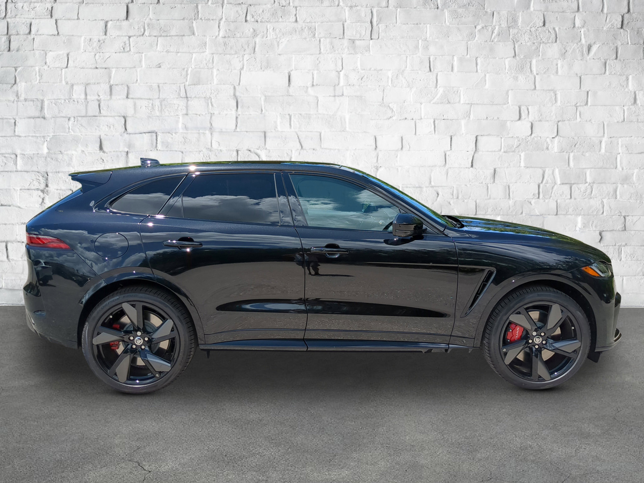 2026 Jaguar F-PACE SVR photo 5