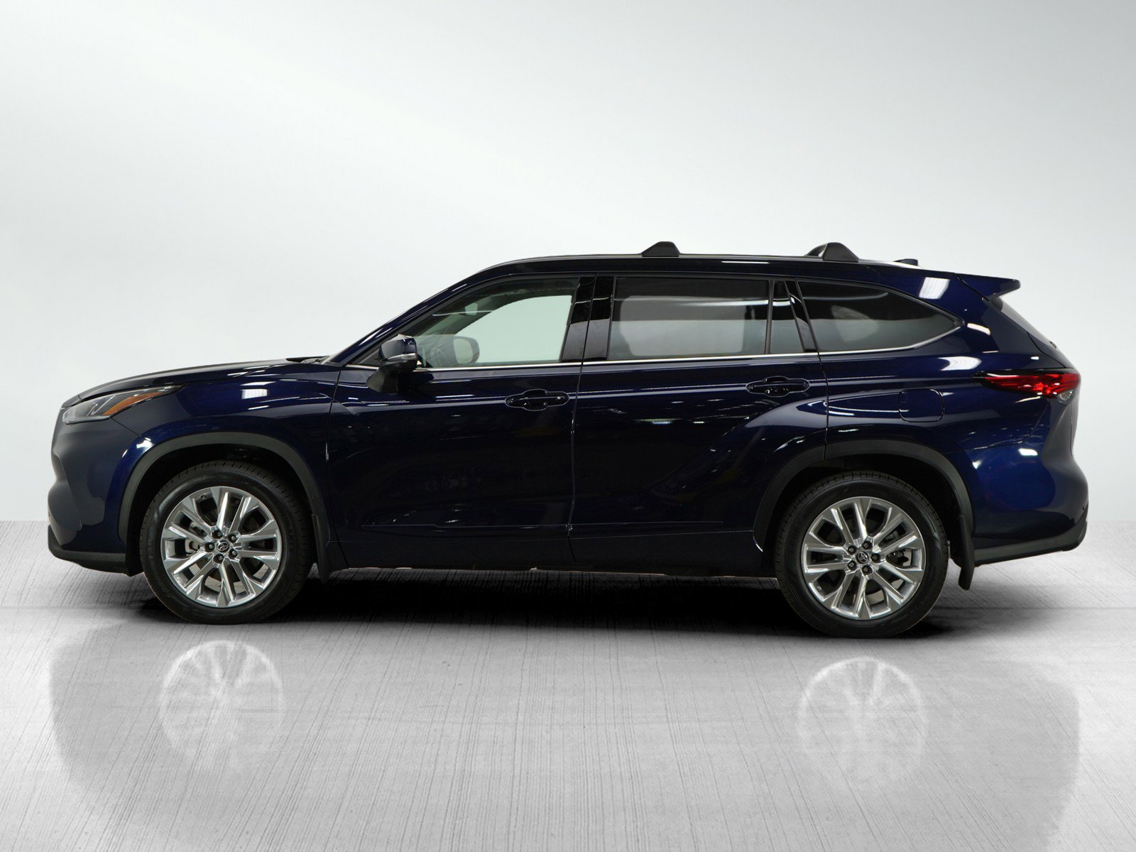 Used 2022 Toyota Highlander Limited with VIN 5TDDZRBH3NS178617 for sale in Bloomington, Minnesota