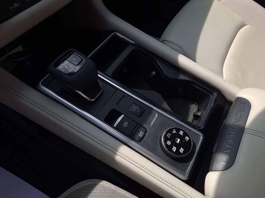 2024 Nissan Pathfinder SL photo 23