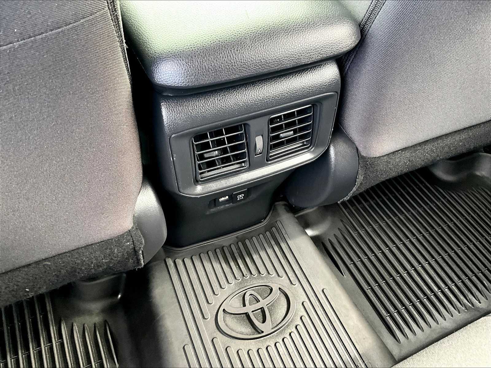 2021 Toyota RAV4 XLE photo 28