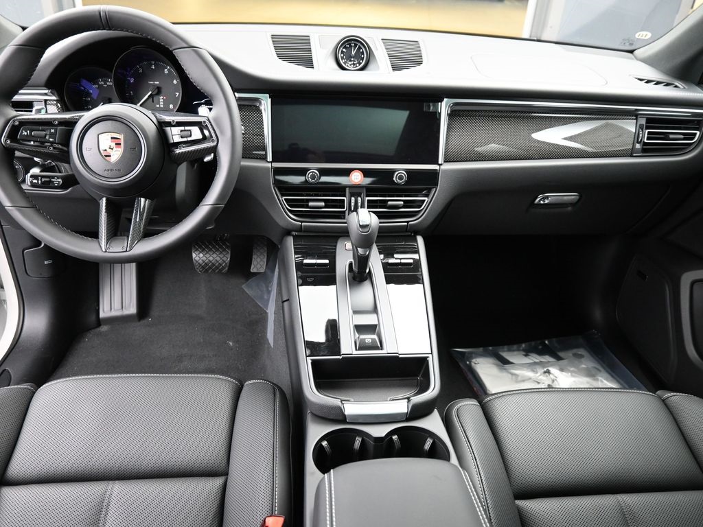 2026 Porsche Macan T photo 6