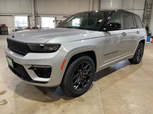 2025 Jeep Grand Cherokee Summit photo 2