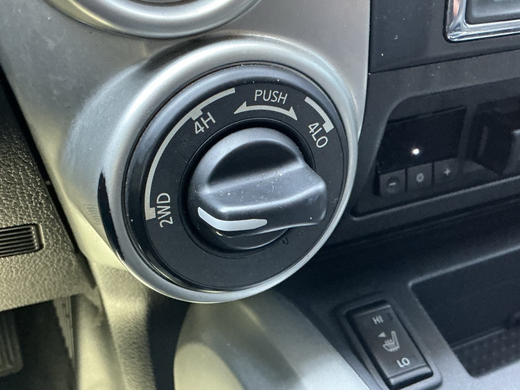2019 Nissan Titan SL photo 21