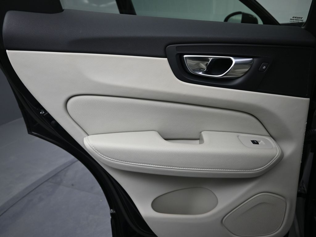 2022 Volvo XC60 B5 Momentum photo 13