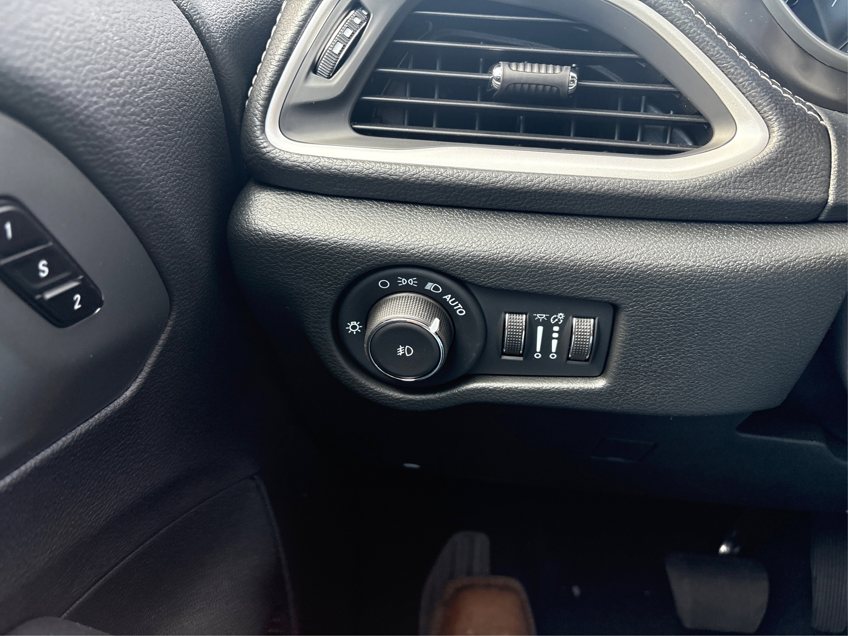 2026 Chrysler Pacifica photo 12