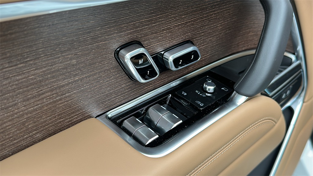 2025 Land Rover Range Rover SE photo 10