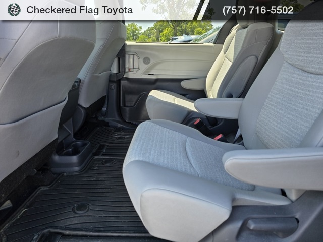 2021 Toyota Sienna LE photo 19