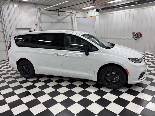 Used 2024 Chrysler Pacifica PHEV Select with VIN 2C4RC1S74RR158410 for sale in Rochester, Minnesota
