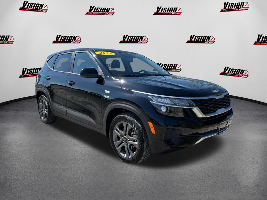 2023 Kia Seltos LX photo 3