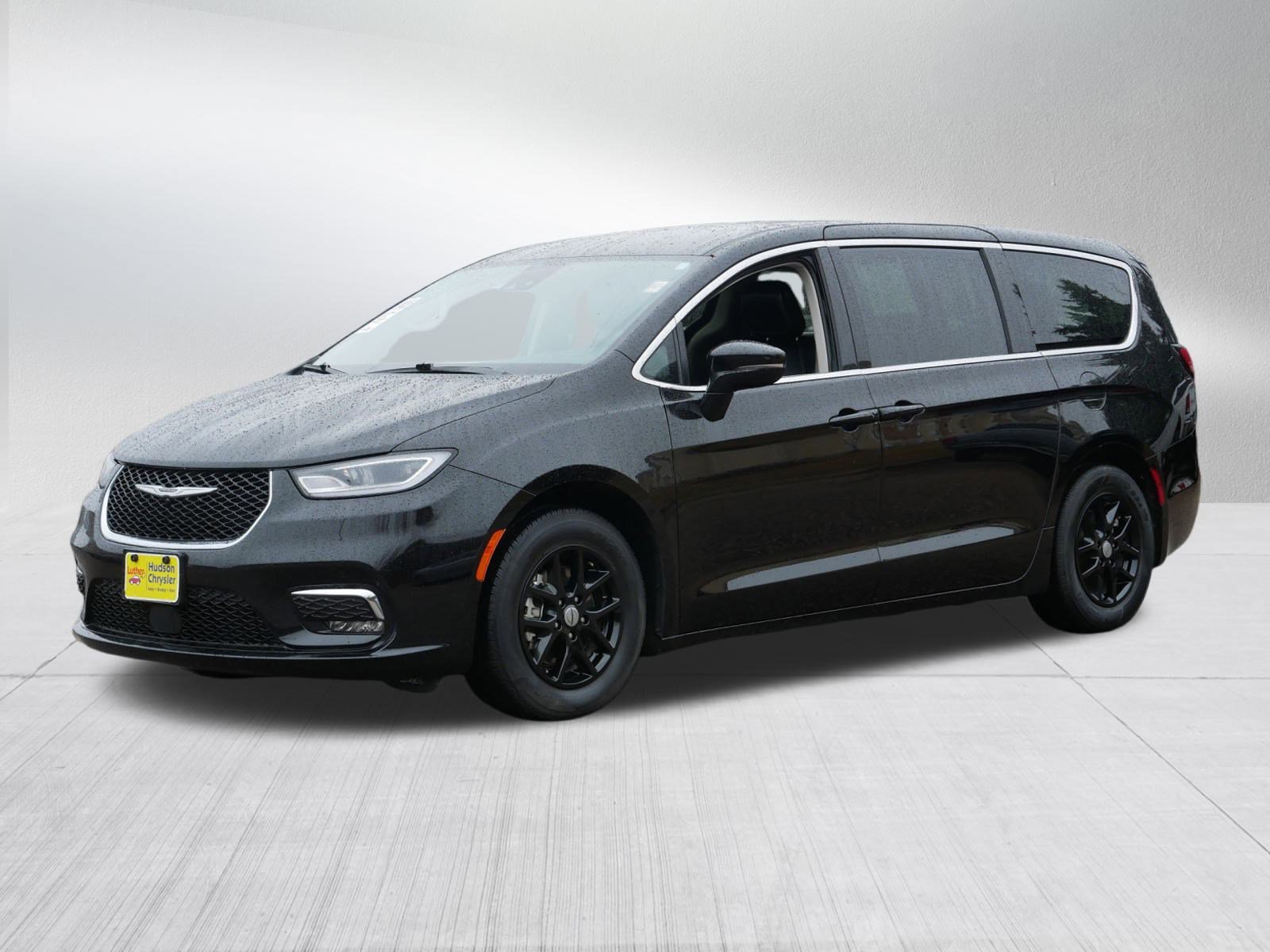 2024 Chrysler Pacifica Touring L photo 3