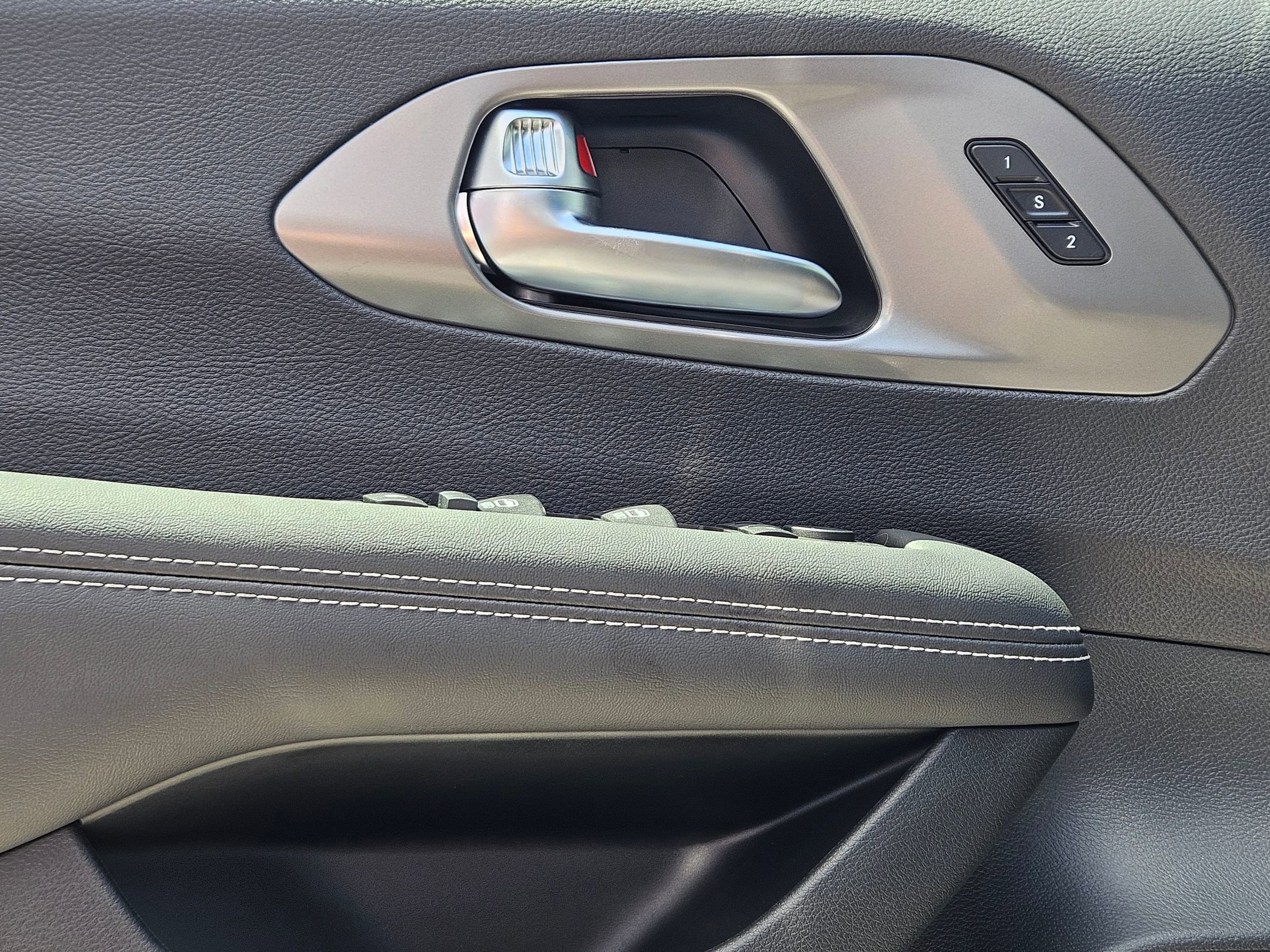2025 Chrysler Pacifica photo 15