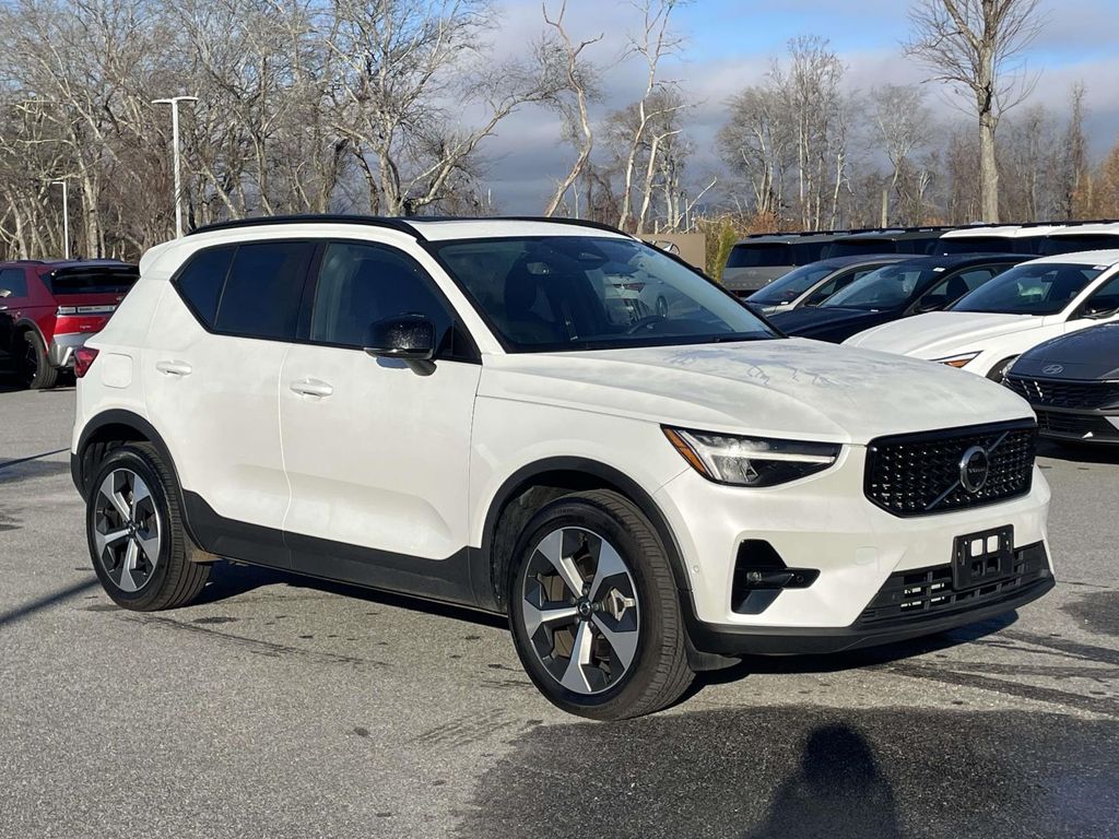 2024 Volvo XC40 Plus's photo