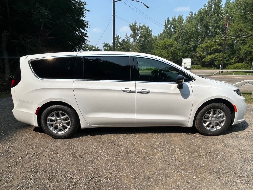2026 Chrysler Pacifica photo 6