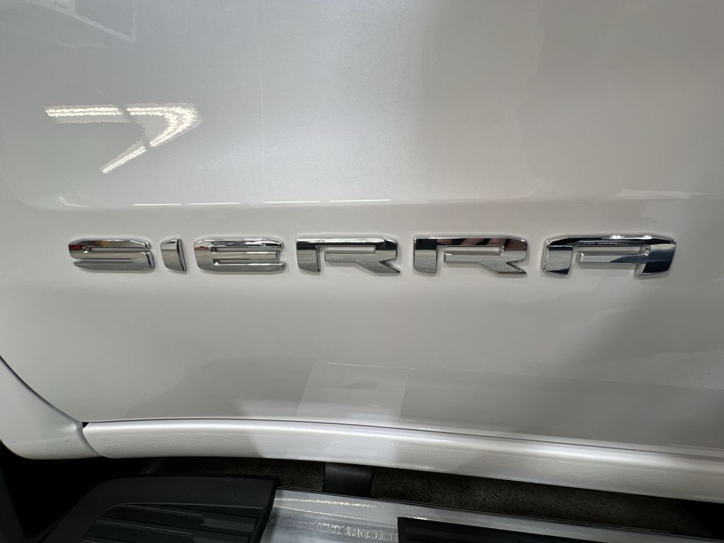 New 2025 White Frost Tricoat GMC SLT image 33