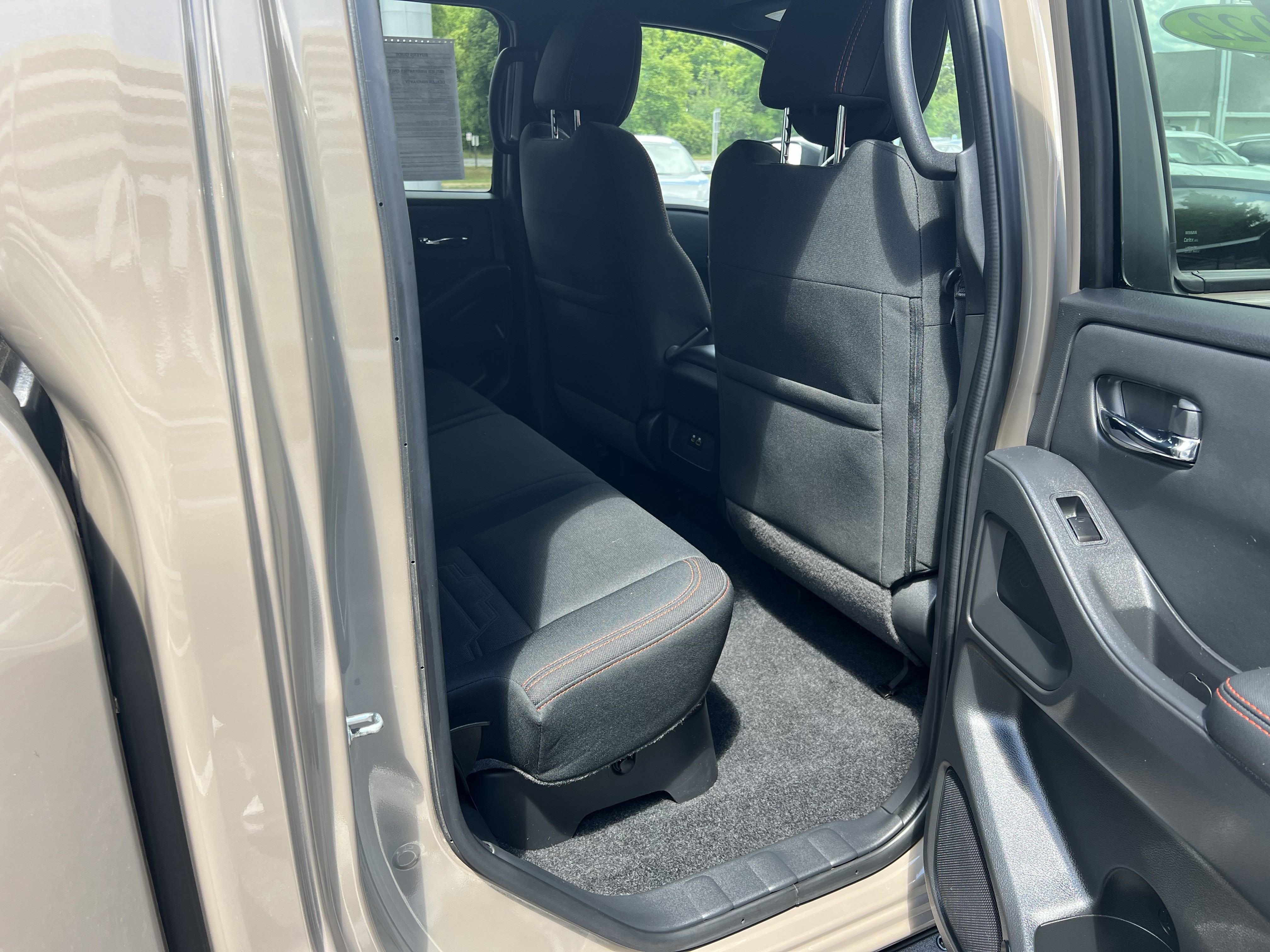 2022 Nissan Frontier PRO-4X photo 2