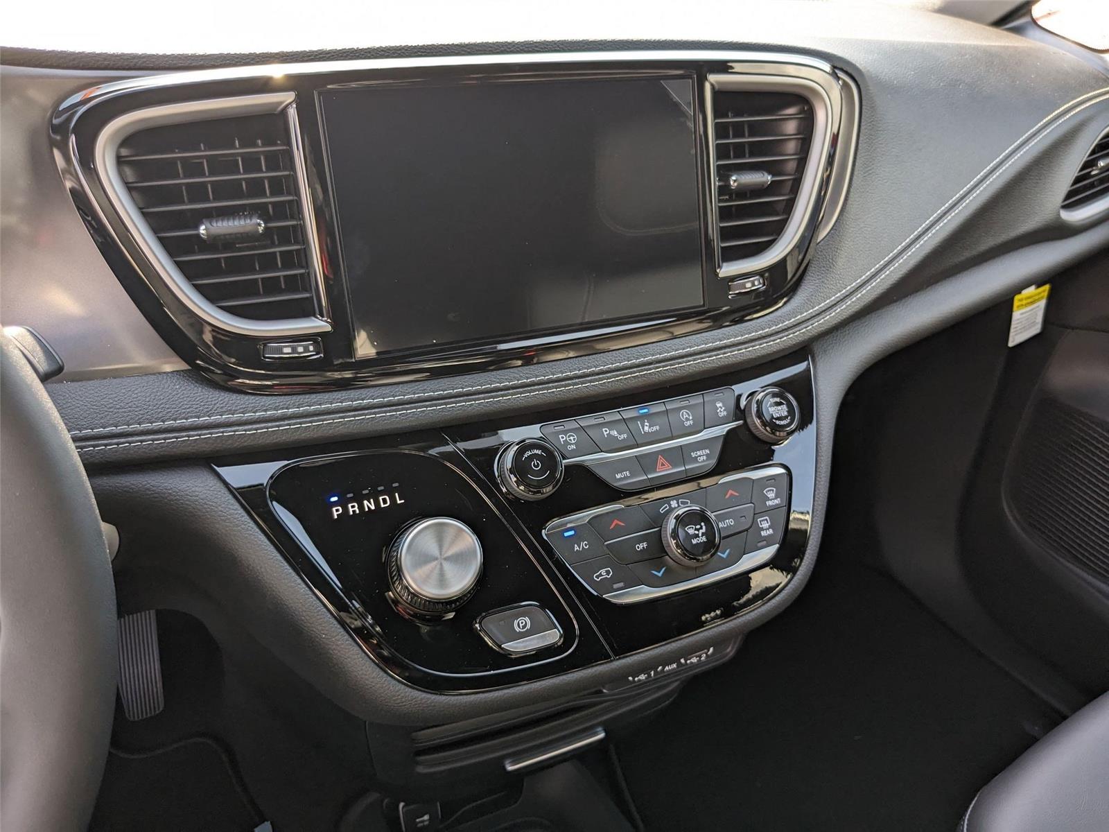 2025 Chrysler Pacifica photo 12