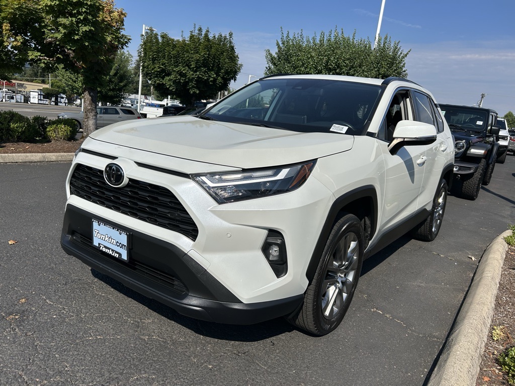 2022 Toyota RAV4 XLE Premium photo 3