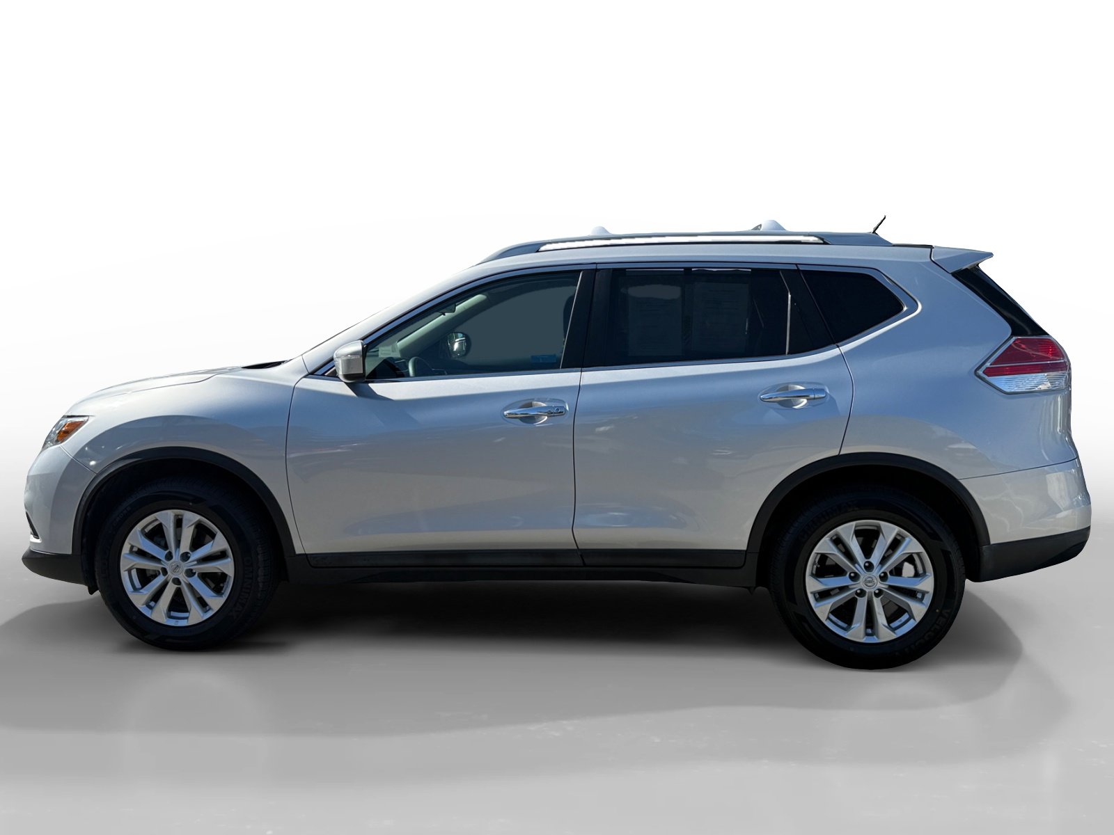 2015 Nissan Rogue SV photo 2