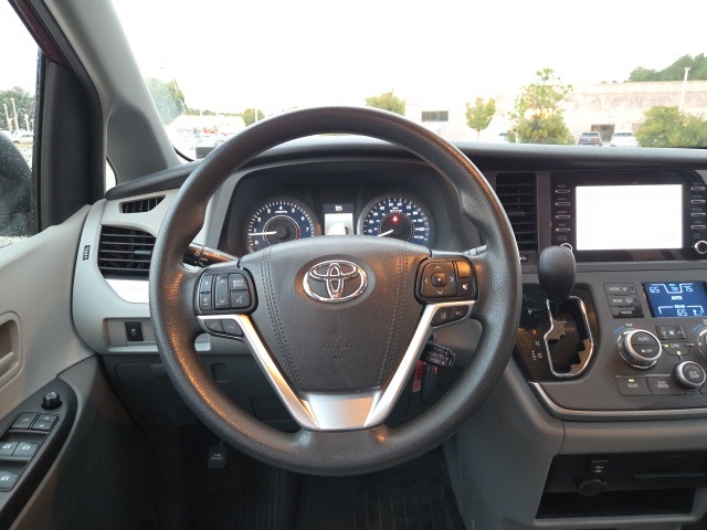 2020 Toyota Sienna L photo 12