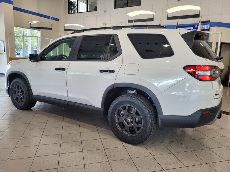 2025 Honda Pilot TrailSport photo 3