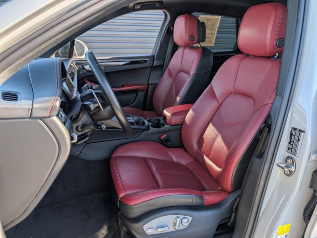 2023 Porsche Macan T photo 4