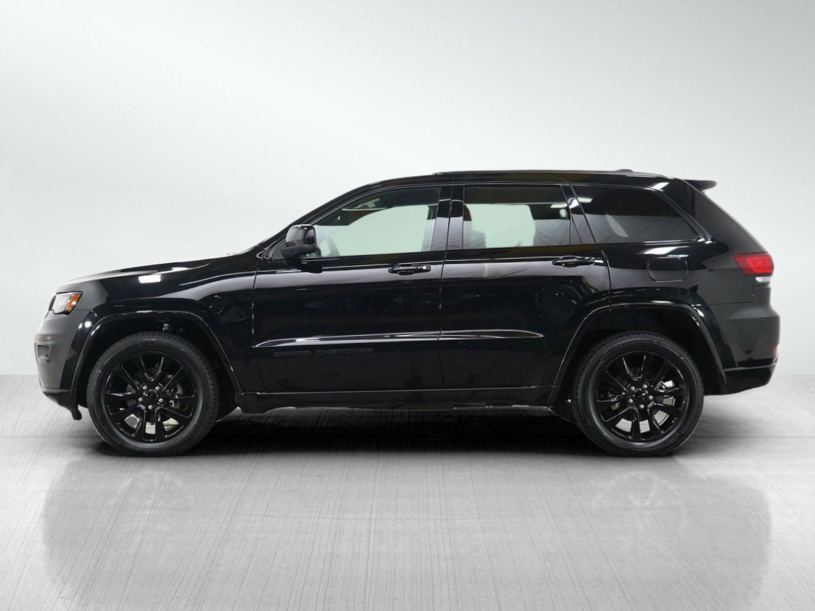 Used 2019 Jeep Grand Cherokee Altitude with VIN 1C4RJFAG7KC692939 for sale in Bloomington, Minnesota