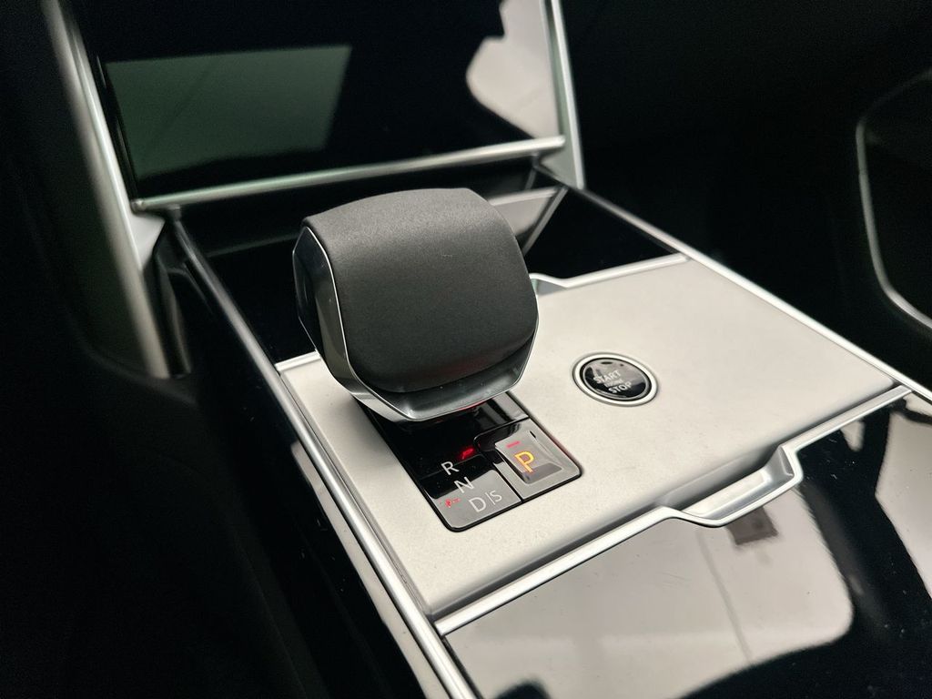 2025 Land Rover Range Rover SE photo 9