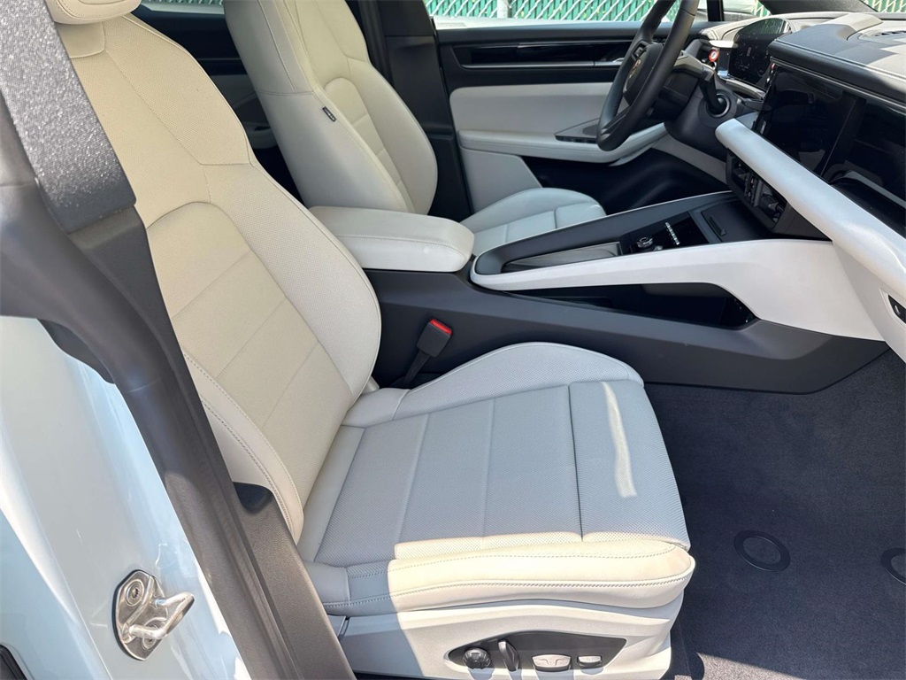 2025 Porsche Macan Electric photo 14