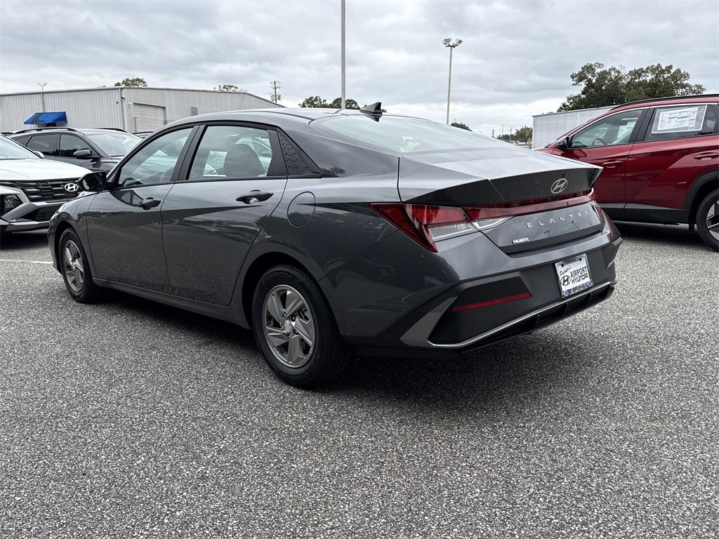 2025 Hyundai Elantra SE photo 3