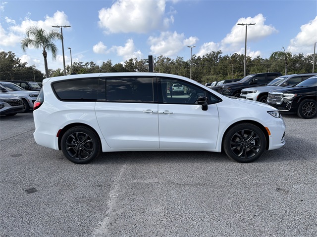 2026 Chrysler Pacifica photo 3