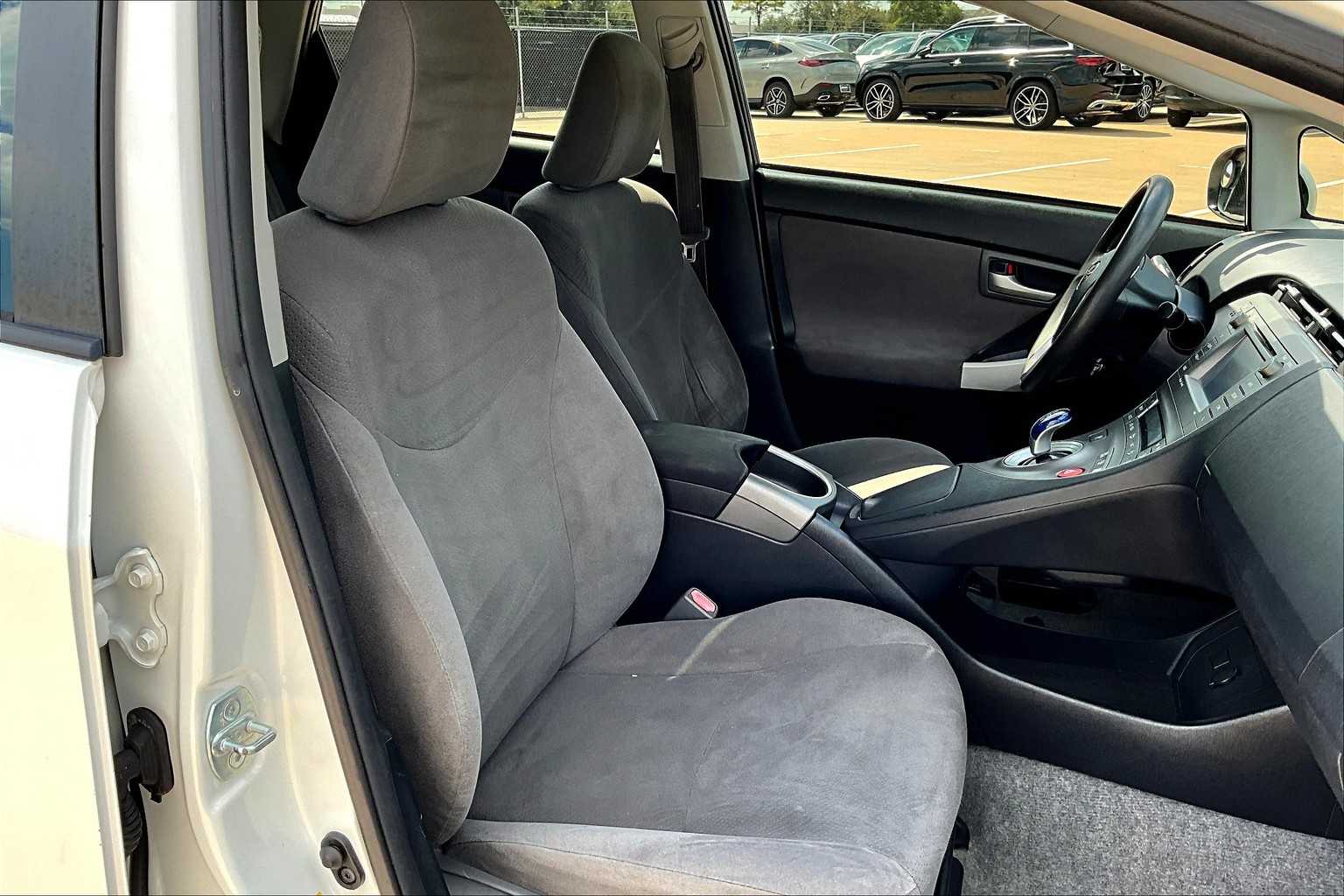 2014 Toyota Prius Two photo 8
