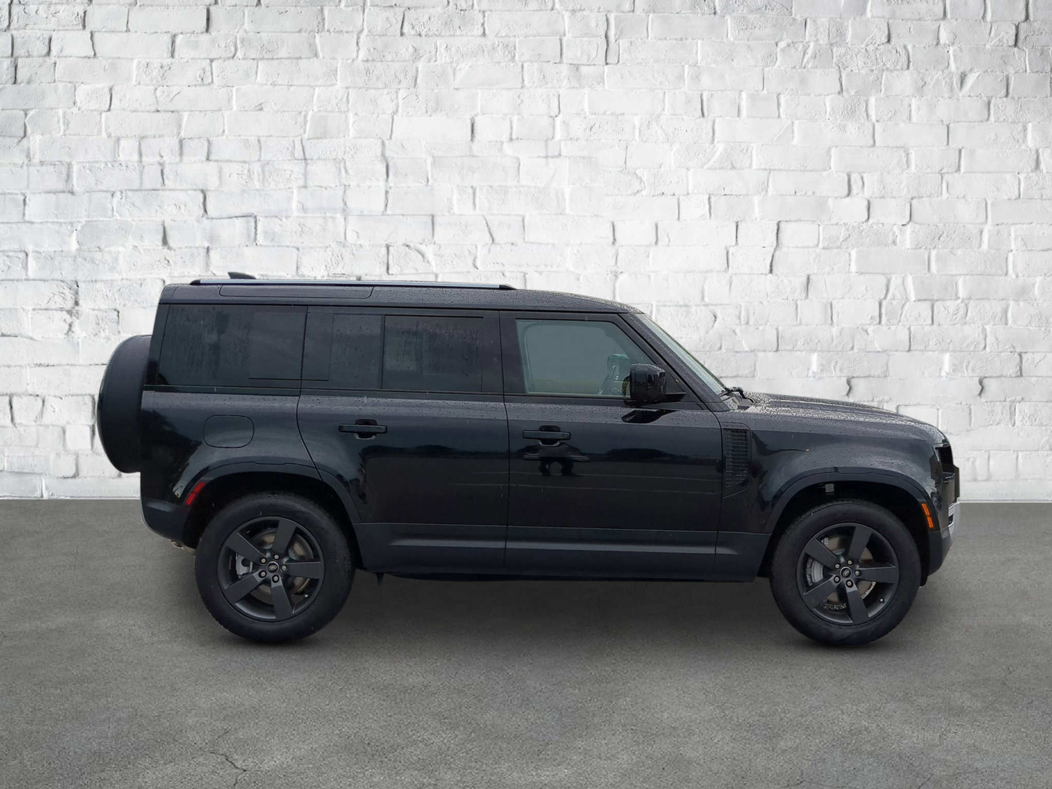 2025 Land Rover Defender 110 S photo 4