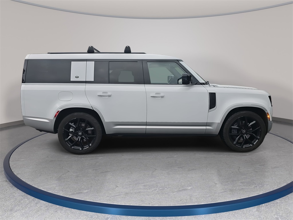 2023 Land Rover Defender 130 First Edition photo 4