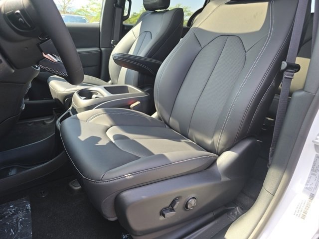 2026 Chrysler Pacifica photo 3