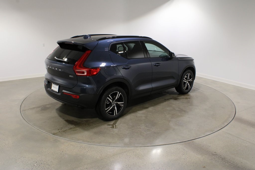2026 Volvo XC40 Core photo 5
