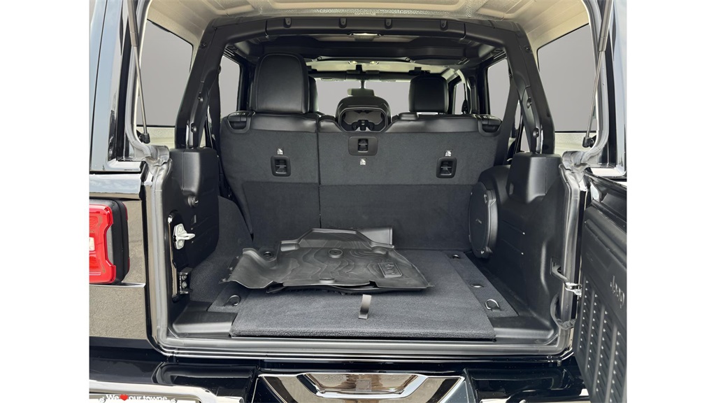 2021 Jeep Wrangler Unlimited Sahara High Altitude photo 24