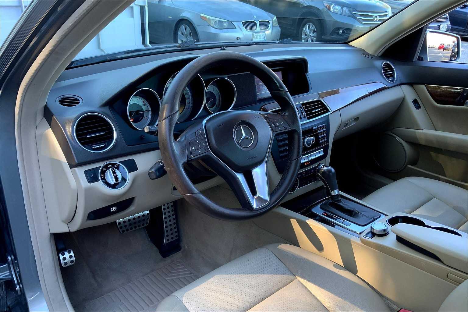 2012 Mercedes Benz C 300 Sport photo 17