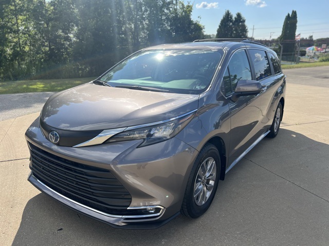2024 Toyota Sienna XLE's photo