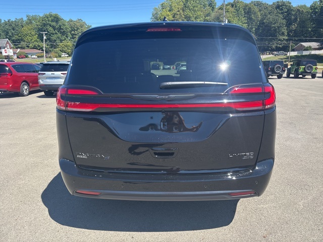 2026 Chrysler Pacifica Limited photo 4