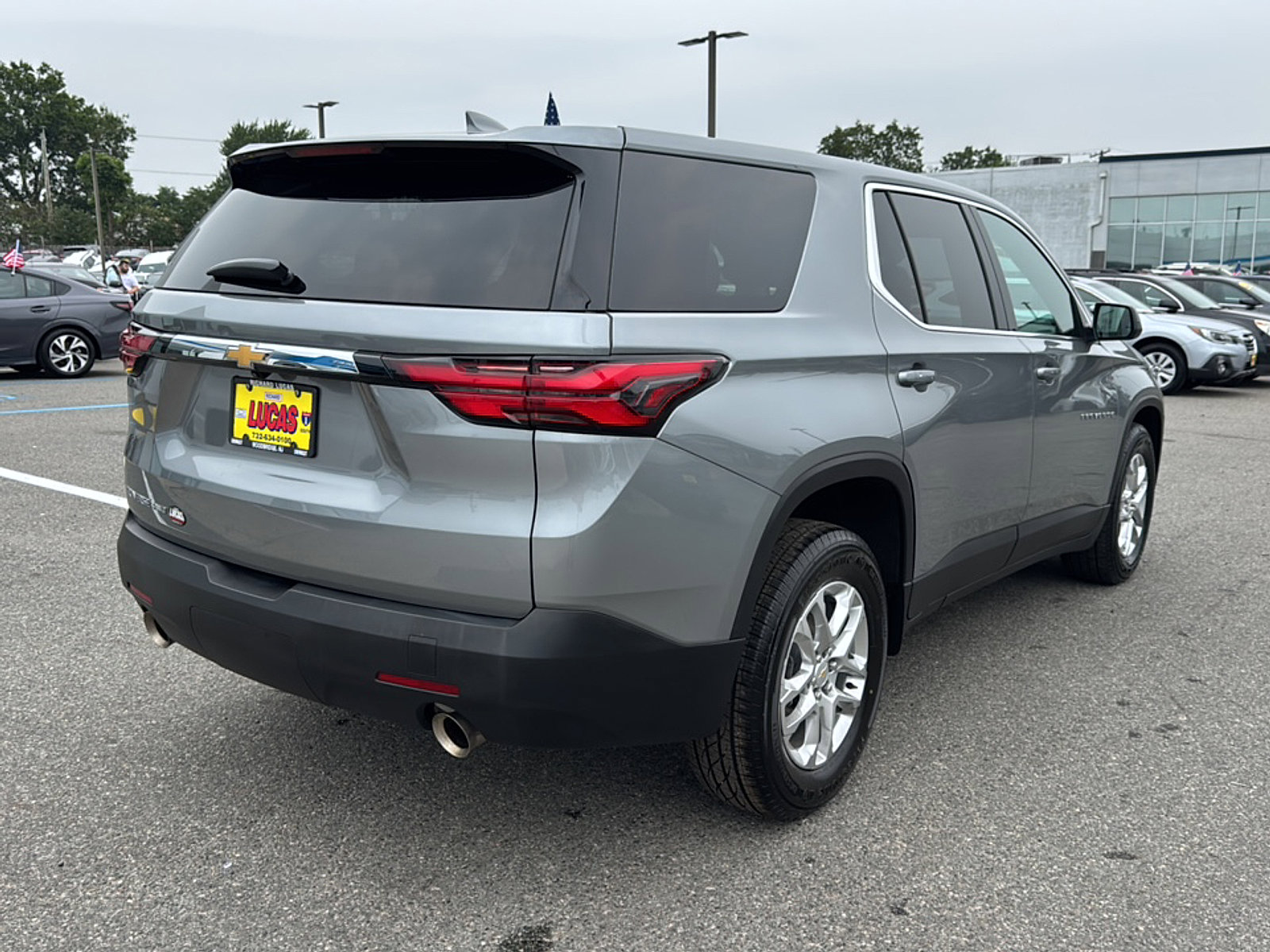 2023 Chevrolet Traverse LS photo 2