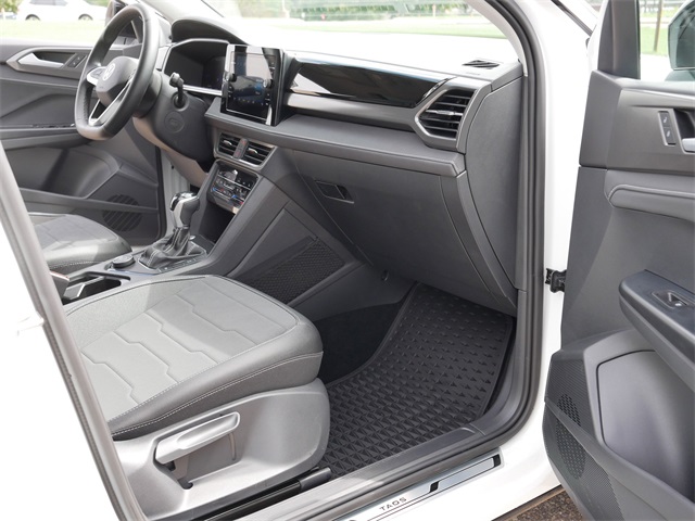 2025 Volkswagen Taos SE photo 19