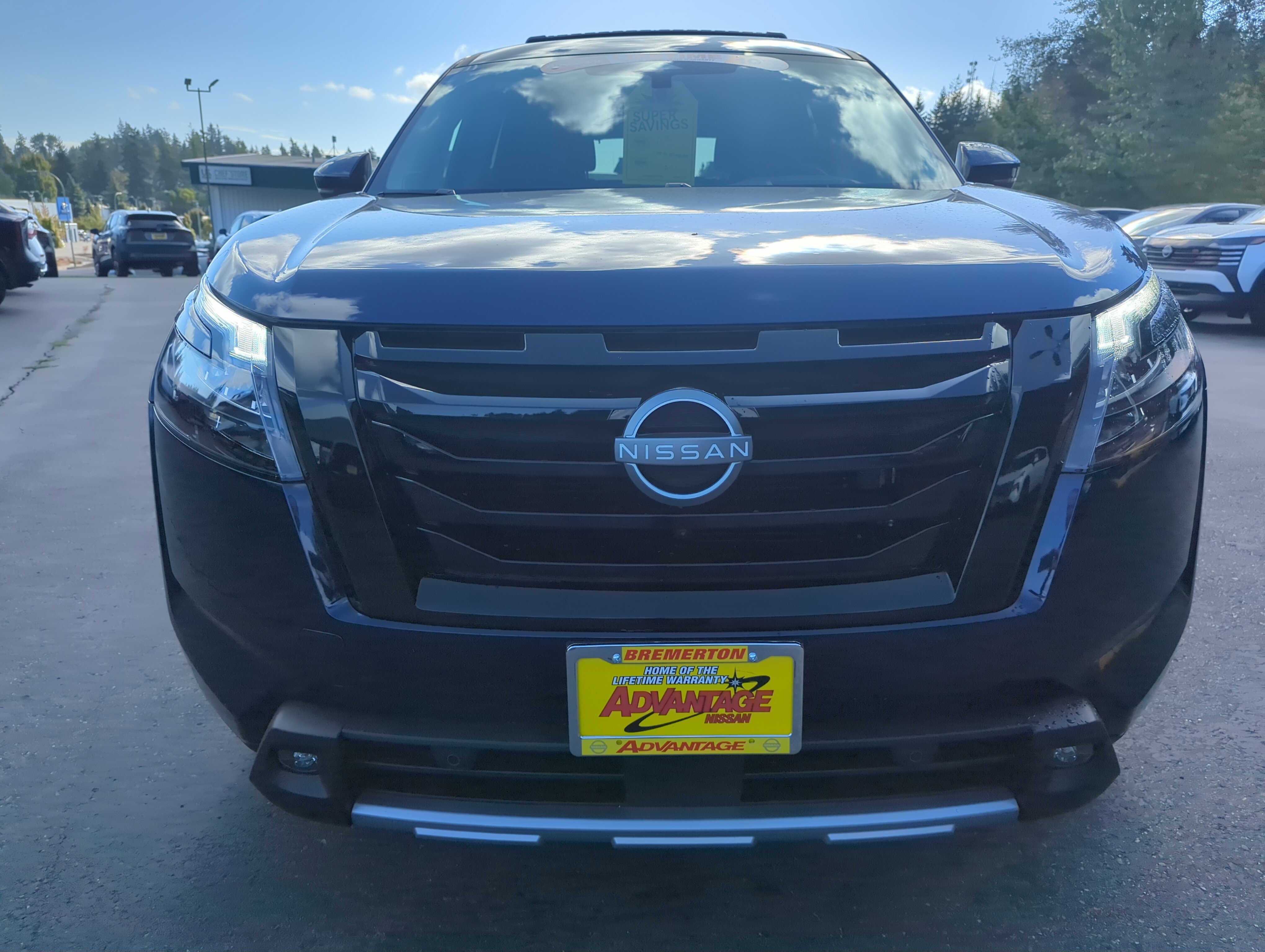 2025 Nissan Pathfinder Platinum photo 3