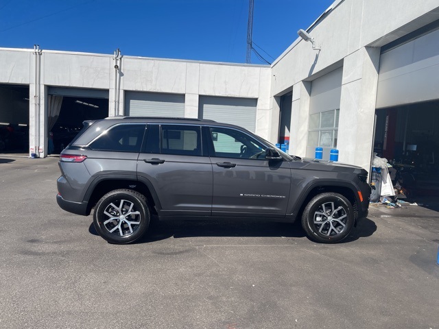 2025 Jeep Grand Cherokee Limited photo 8