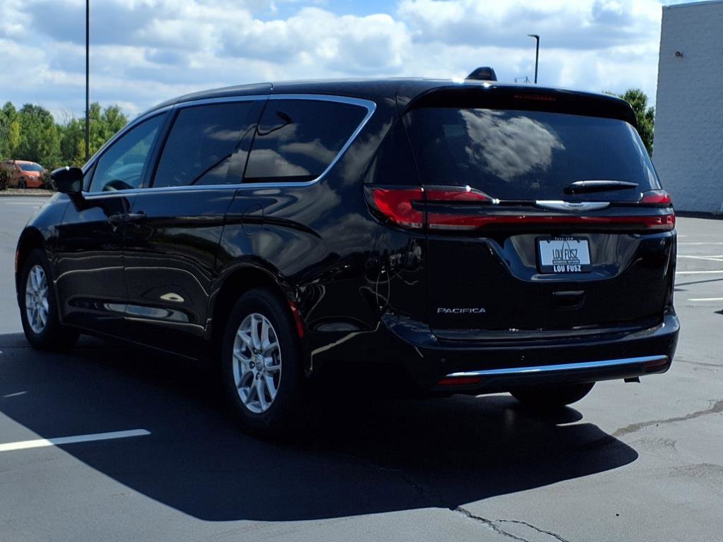 2026 Chrysler Pacifica photo 4