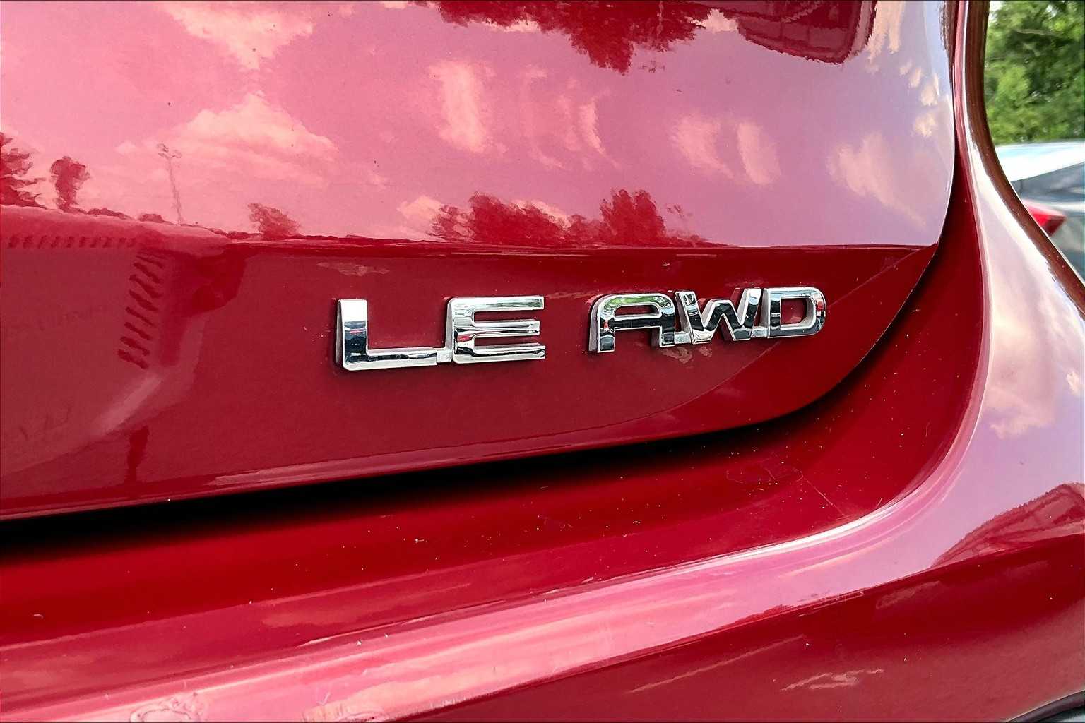 2024 Toyota Highlander LE photo 9