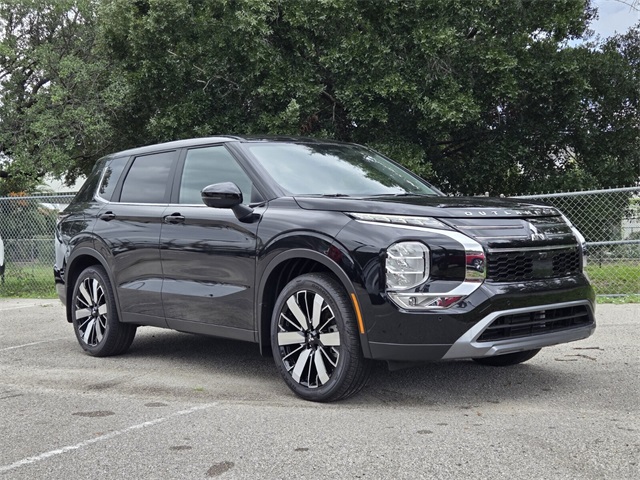 2025 Mitsubishi Outlander SE's photo