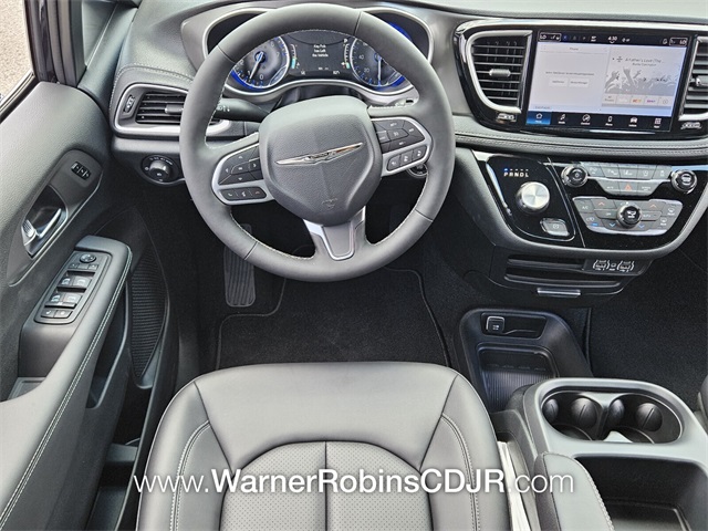 2025 Chrysler Pacifica photo 4