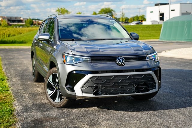 2025 Volkswagen Taos SE photo 3