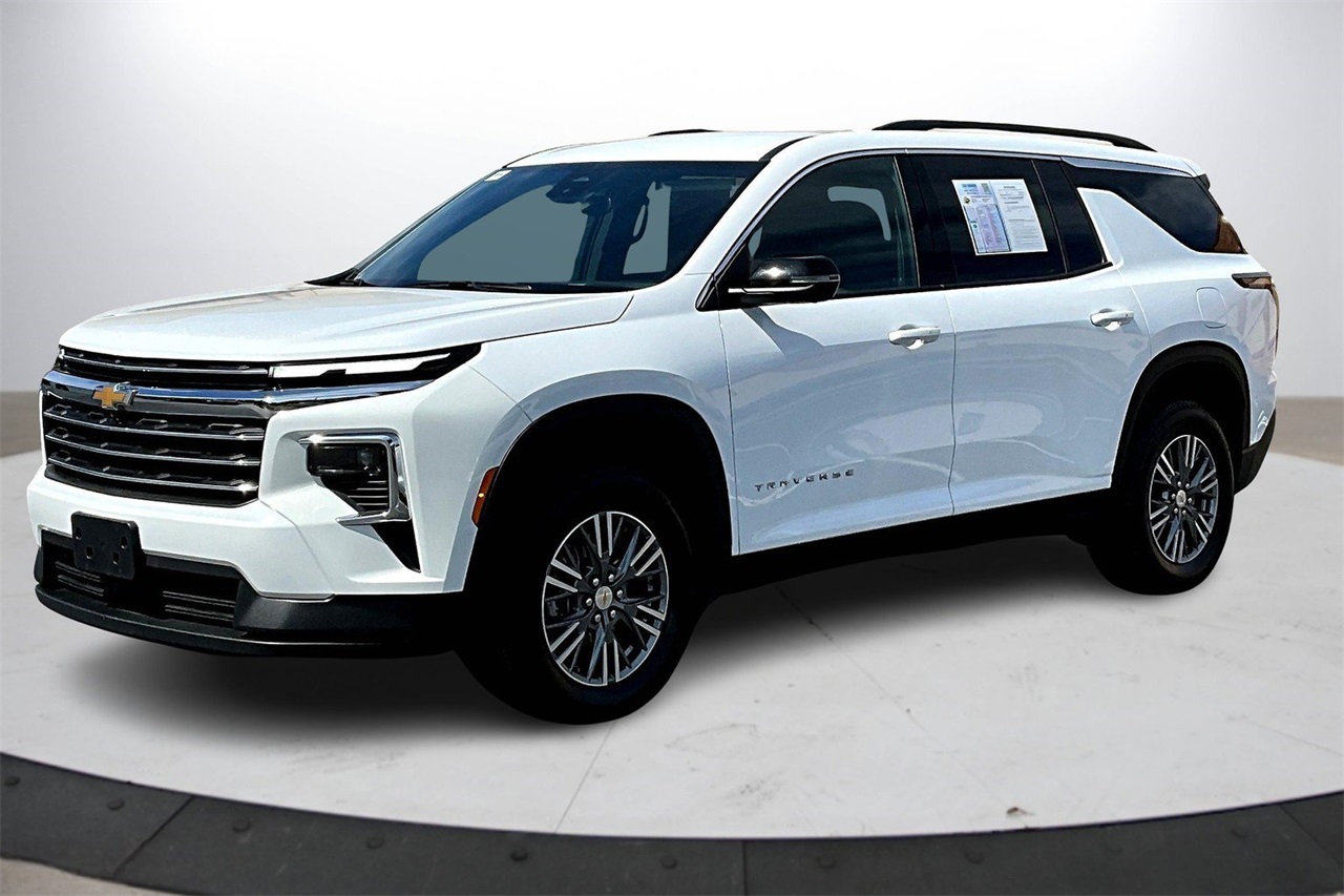 2024 Chevrolet Traverse photo 2